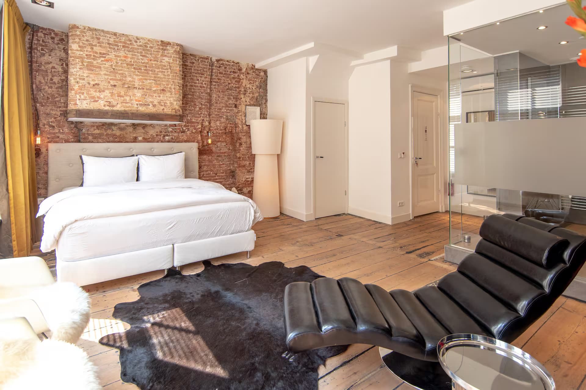 Double Fun — kameroverzicht met bed, zwarte chaise longue en glas-douchecabine