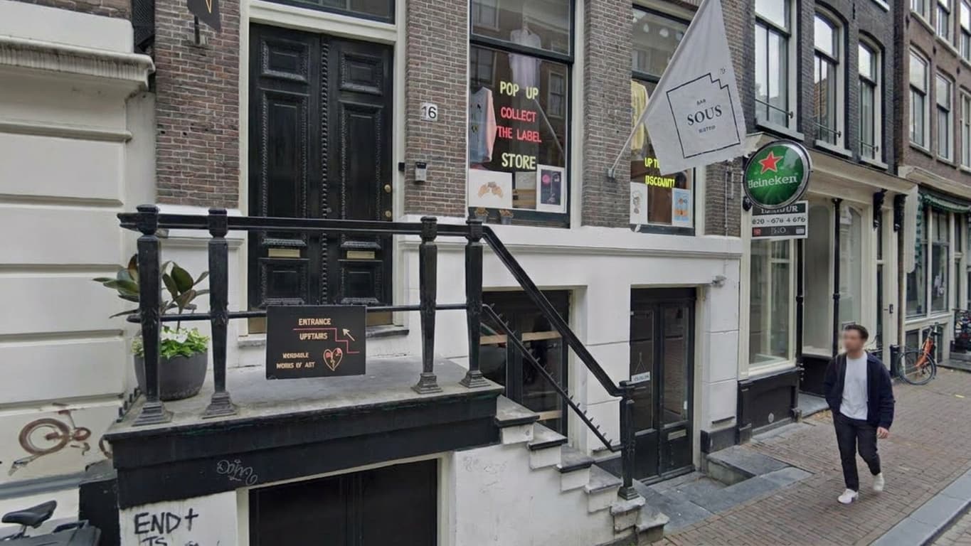 Voorgevel Het pand — historisch grachtenpand bij daglicht